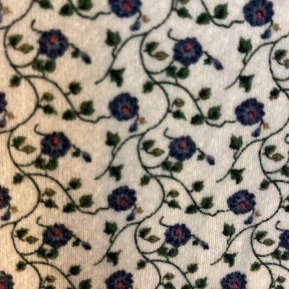 Nuovo jeans wear sleeveless top. White with blue flowers. Size Medium - Picture 5 of 6